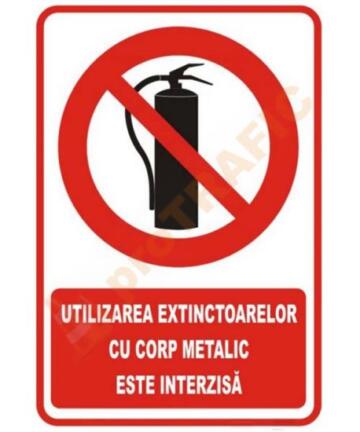 Indicator de securitate de interzicere "Utilizarea extinctoarelor cu corp metalic este interzisa"
